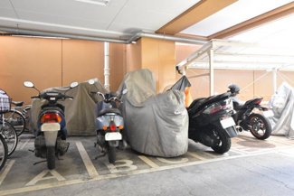 【駐車場】 | バイク置き場。空き区画の有無や駐輪料金、サイズおよび排気量規定などについては、改めてお問い合わせください。～即日のご見学可能～　お問合せはお気軽にどうぞ。
