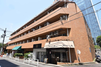 【外観】 | 青空によく映える建物です。手入れの行き届いた外壁やマンション正面エントランスなど、綺麗な姿をぜひ一度、現地にてご覧ください。～即日のご見学可能～　お問合せはお気軽にどうぞ。