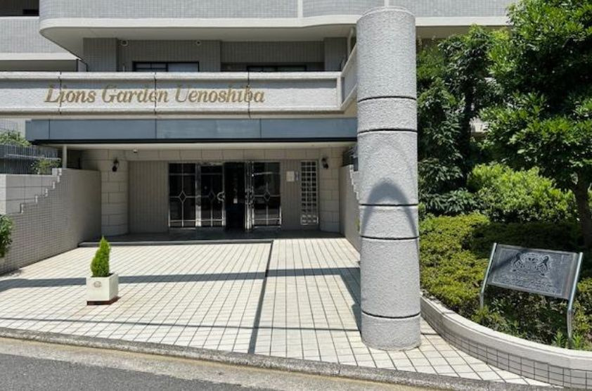 ライオンズガーデン上野芝のエントランス