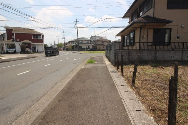 小山市西城南5丁目の前面道路含む現地写真|南東側道路（2024年6月撮影）