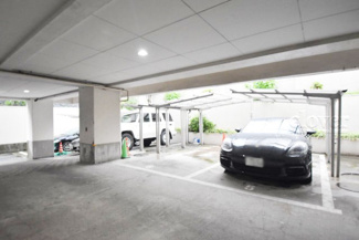 【駐車場】 | マンションの駐車場スペース。空きの有無や駐車料金、サイズ規定などについては、改めてお問い合わせください。～即日のご見学可能～　お問合せはお気軽にどうぞ。