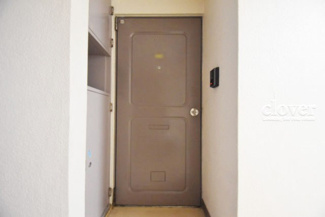 【その他共用部分】 | 皆様をお迎えする、お部屋の玄関ドア。開けやすさや開放角度、ドアノブの操作しやすさや鍵の形状などを、現地で一度ご確認ください。～即日のご見学可能～　お問合せはお気軽にどうぞ。