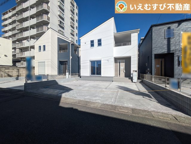 Livele Garden.S　熊谷宮前町第3の駐車場|並列4台駐車可能なゆとりのカースペース
複数台車をお持ちでも、お友達が遊びに来てもゆとりの駐車スペース！