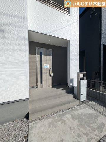 Livele Garden.S　熊谷宮前町第3のエントランス|雨が防げる広々エントランス
駐車場からアクセスの良いエントランス。雨の日や荷物が多くても安心の動線♪