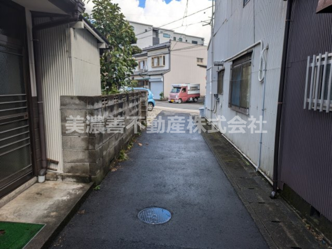６３６６８　岐阜市高森町土地の前面道路含む現地写真