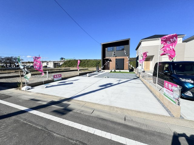新築　佐波郡玉村町福島23-1期　LIGNAGE　7号棟の駐車場|現地写真　駐車スペースは建物南側に並列2台分可能です！
