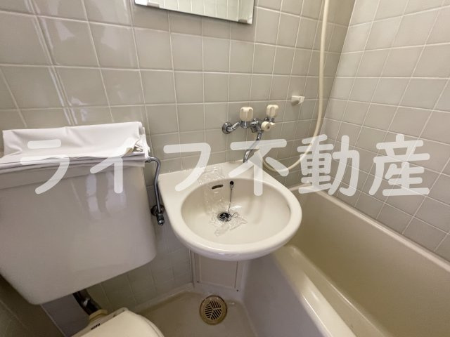 ベルハイム友井の独立洗面台|独立洗面台、小物を置くことができて便利です