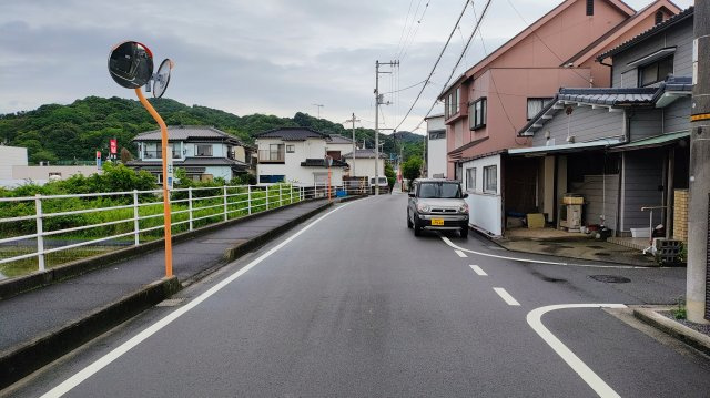 松山市志津川町　売土地の前面道路含む現地写真