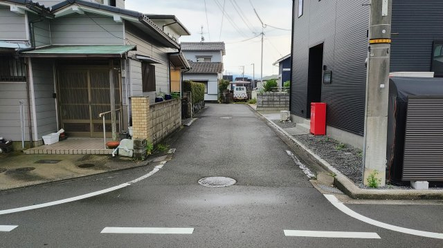 松山市志津川町　売土地の前面道路含む現地写真