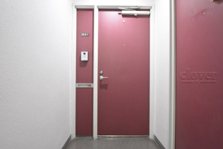 【その他共用部分】 | 皆様をお迎えする、お部屋の玄関ドア。開けやすさや開放角度、ドアノブの操作しやすさや鍵の形状などを、現地で一度ご確認ください。～即日のご見学可能～　お問合せはお気軽にどうぞ。
