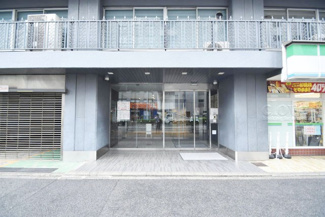 【エントランス】 | マンションの正面エントランス。出入りする人間を癒してくれるマンション入り口であり、その建物の「顔」でもあります。～即日のご見学可能～　お問合せはお気軽にどうぞ。