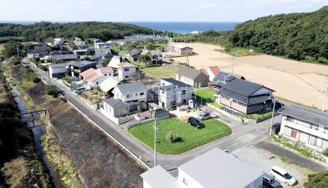 糸島 志摩小金丸 HACOGAIの外観|上空画像。海まで徒歩９分、反対は山麗を見渡せます。