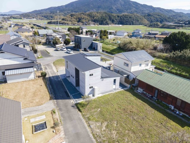 糸島 志摩小金丸 HACOGAIの外観|上空画像。海まで徒歩９分、山麗も見渡せます。