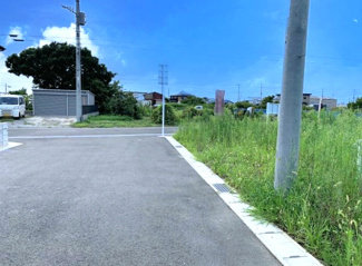 【前面道路含む現地写真】 | 前面道路は6m以上の公道で、見通しがよく車の出し入れもスムーズです。
周辺交通量は少ないので、騒音に悩まされることもなく静かな環境です♪
海も近く自然も豊かで子育てにも最適です！
建築条件ありません！