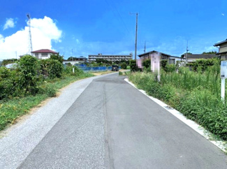 【前面道路含む現地写真】 | 前面道路は6m以上の公道で、見通しがよく車の出し入れもスムーズです。
周辺交通量は少ないので、騒音に悩まされることもなく静かな環境です♪
海も近く自然も豊かで子育てにも最適です！
建築条件ありません！