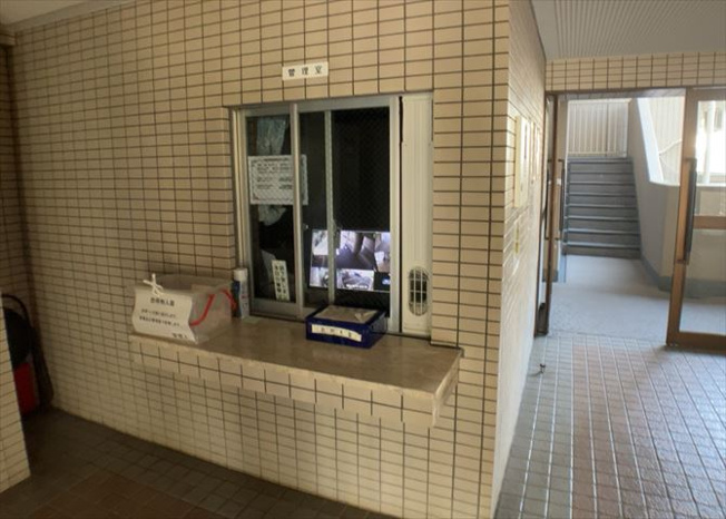 【受付】 | 愛甲石田ダイヤモンドマンション | 受付はマンションコンシェルジュがいる場合もあれば、管理人が滞在する小部屋を総称して呼ぶことがあります。主にエントランスに設置されていることから、防犯面でも期待ができます。防犯設備がない場合はより安心！