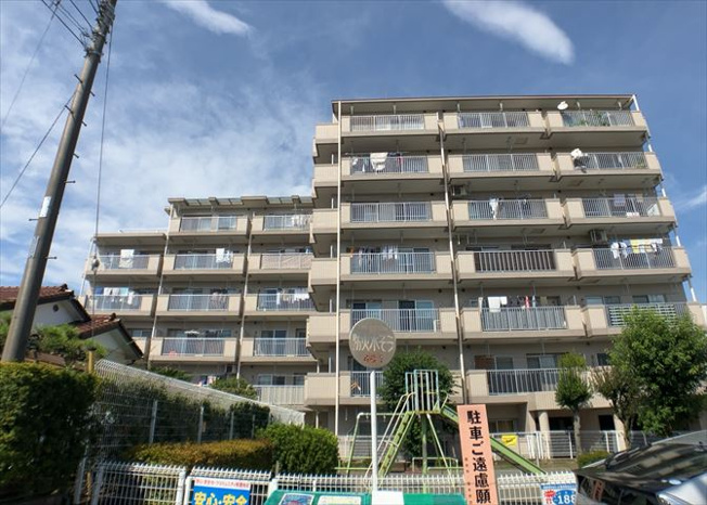 【現況写真】 | 愛甲石田ダイヤモンドマンション | 景色重視でお家選ぶをするとスーパーが遠い！学校が遠い！など生活をするうえで利便性で困ることもあります。まず一度現地を見学する際に、周辺の施設などがあるかを確認し、暮らし始めた後のことを想像しましょう。