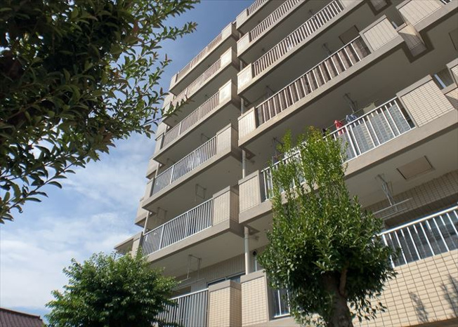 【構造・工法・仕様】 | 愛甲石田ダイヤモンドマンション | ＲＣ造、Reinforced Concreteは直訳すると補強されたコンクリートです。主に柱や梁・床・壁が鉄筋とコンクリートで構成おり、鉄筋を組んだ型枠にコンクリートを流し込んで固めたものを指します。