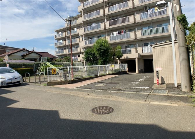 【外観】 | 愛甲石田ダイヤモンドマンション | 外観はマンション管理がされているかの目安になります。築年数が古いと、壁面は劣化してひび割れが生じることも！建物が古びていても細かいところが修繕されていると、きちんと管理されているなぁと感じるでしょう。