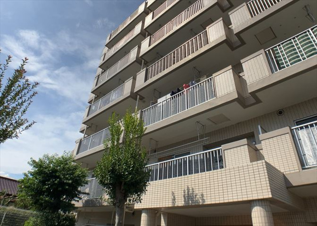 【バルコニー】 | 愛甲石田ダイヤモンドマンション | 一般的なバルコニーは、奥行1.5ｍ程ですが、ワイルドバルコニーは2ｍまで広がっています。そのため洗濯物の間隔をあけ干すことができ、乾きやすいというメリットや、ガーデニングが楽しめる等の特徴があります。