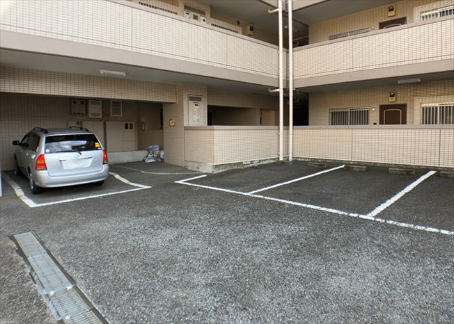 【駐車場】 | 愛甲石田ダイヤモンドマンション | 車一台あたりに必要なスペースは、標準サイズの普通自動車で横幅2m50cm、長さ5mは必要になります。ただし、乗降のことも考慮して横幅3m30cm、長さ5m50cmほどは確保できるところを選びましょう。