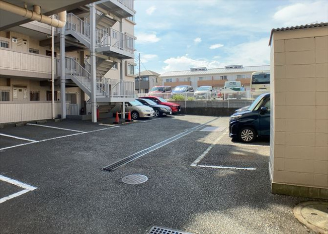 【駐車場】 | 愛甲石田ダイヤモンドマンション | 駐車場と明記されていても、最小スペースでつくられた駐車場だと大型車は駐車できなかったり、出入りしにくくなったりする可能性があります。お車のサイズと購入したい物件の駐車場のサイズを現地で確認しましょう。