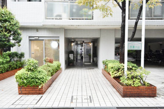 【エントランス】 | オートロックを備えた、マンションのエントランス。やはりセキュリティの観点は欠かすことができません。皆様を“安全”に送り出し、出迎えてくれます。～即日のご見学可能～　お問合せはお気軽にどうぞ。