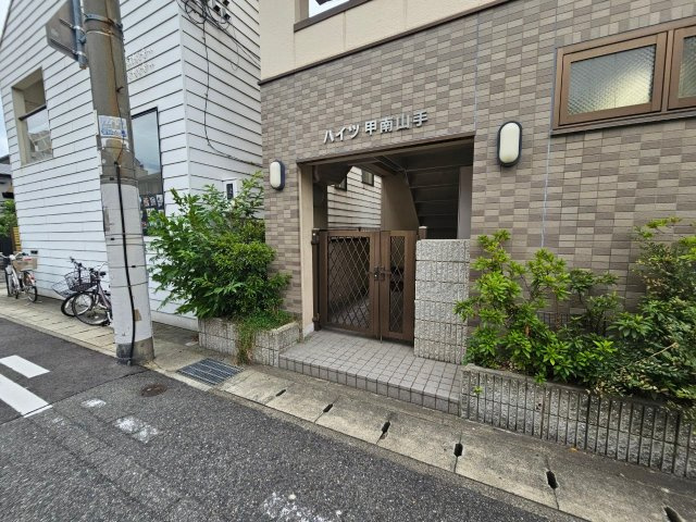 ハイツ甲南山手のエントランス
