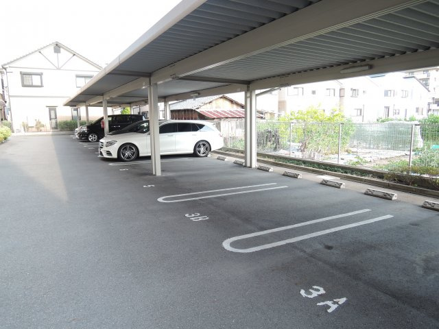 セリーゼウエストの駐車場