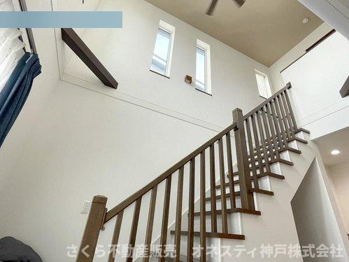 神戸市西区二ツ屋1丁目　中古戸建の居間・リビング|リビング階段は、家族と自然にコミュニケーションが取れます！
