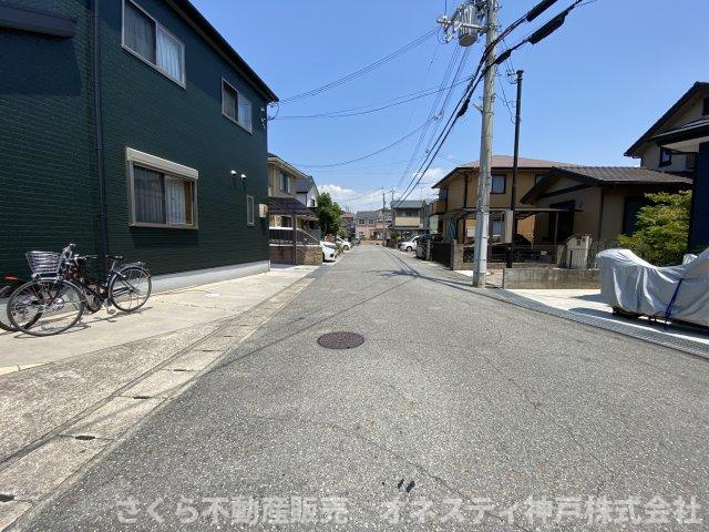 神戸市西区二ツ屋1丁目　中古戸建の前面道路含む現地写真|前面道路、公道幅員約6.0ｍ