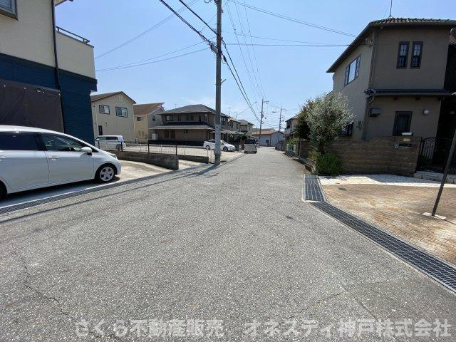神戸市西区二ツ屋1丁目　中古戸建の前面道路含む現地写真|前面道路、公道幅員約6.0ｍ