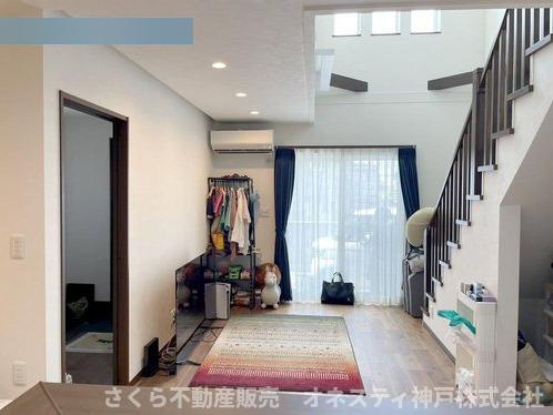 神戸市西区二ツ屋1丁目　中古戸建の居間・リビング|LDK約15.0帖。明るく開放的なリビングダイニングです！