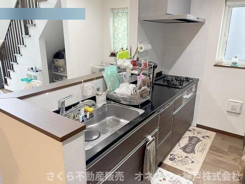 神戸市西区二ツ屋1丁目　中古戸建のキッチン|浄水器付きのハンドシャワー水栓、食器洗乾燥機、三口ガスコンロと設備が充実したシステムキッチンです！