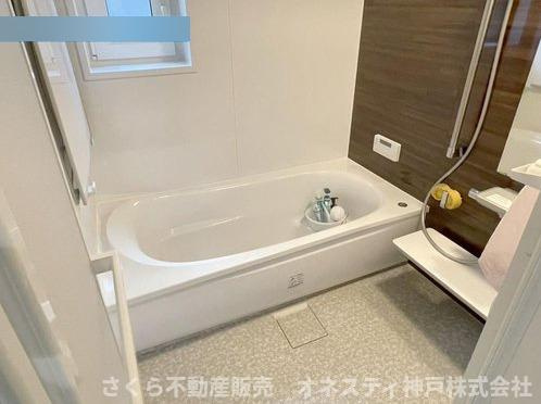 神戸市西区二ツ屋1丁目　中古戸建の浴室|浴室暖房乾燥機付きのユニットバス。1616(1帖サイズ)タイプ、お掃除が楽々のほっカラリ床を採用してます！