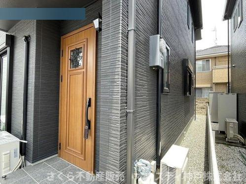 神戸市西区二ツ屋1丁目　中古戸建の玄関|ポケットキー採用玄関。リモコンをカバンに入れておけば、ボタン一つで開け閉めができる便利機能です。