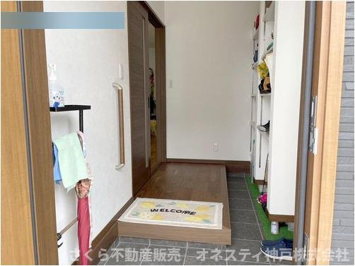 神戸市西区二ツ屋1丁目　中古戸建の玄関|玄関ホールには可動棚スペースがり、玄関まわりがスッキリ片付きます♪