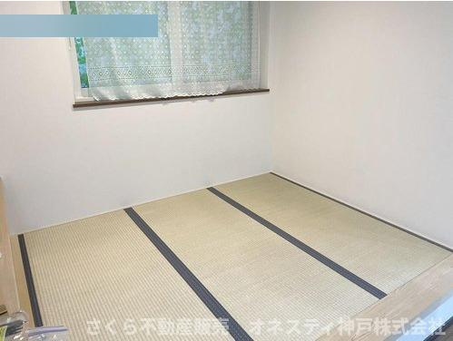 神戸市西区二ツ屋1丁目　中古戸建の和室|1階、リビング横の和室3.0帖です。