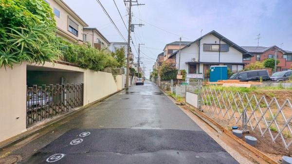 横浜市戸塚区矢部町の新築一戸建の前面道路含む現地写真|落ち着いた街並みになります。
是非一度、現地へお越しください。 
ご自宅までの送迎もいたします