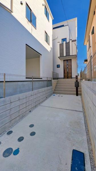 横浜市戸塚区矢部町の新築一戸建の前面道路含む現地写真|広々とした前面道路！
駐車も楽に行えます。