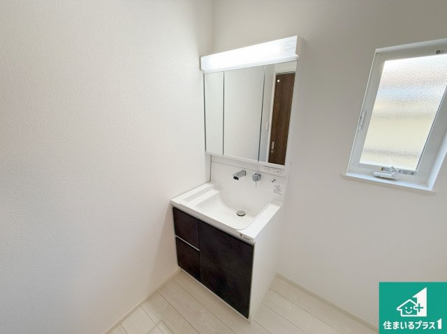 豊能郡豊能町ときわ台　第5期　新築一戸建ての独立洗面台|清潔感のある洗面台です。フラットな鏡は掃除がしやすく毎日清潔！鏡裏には収納があるのでスッキリとした洗面台が保てます。