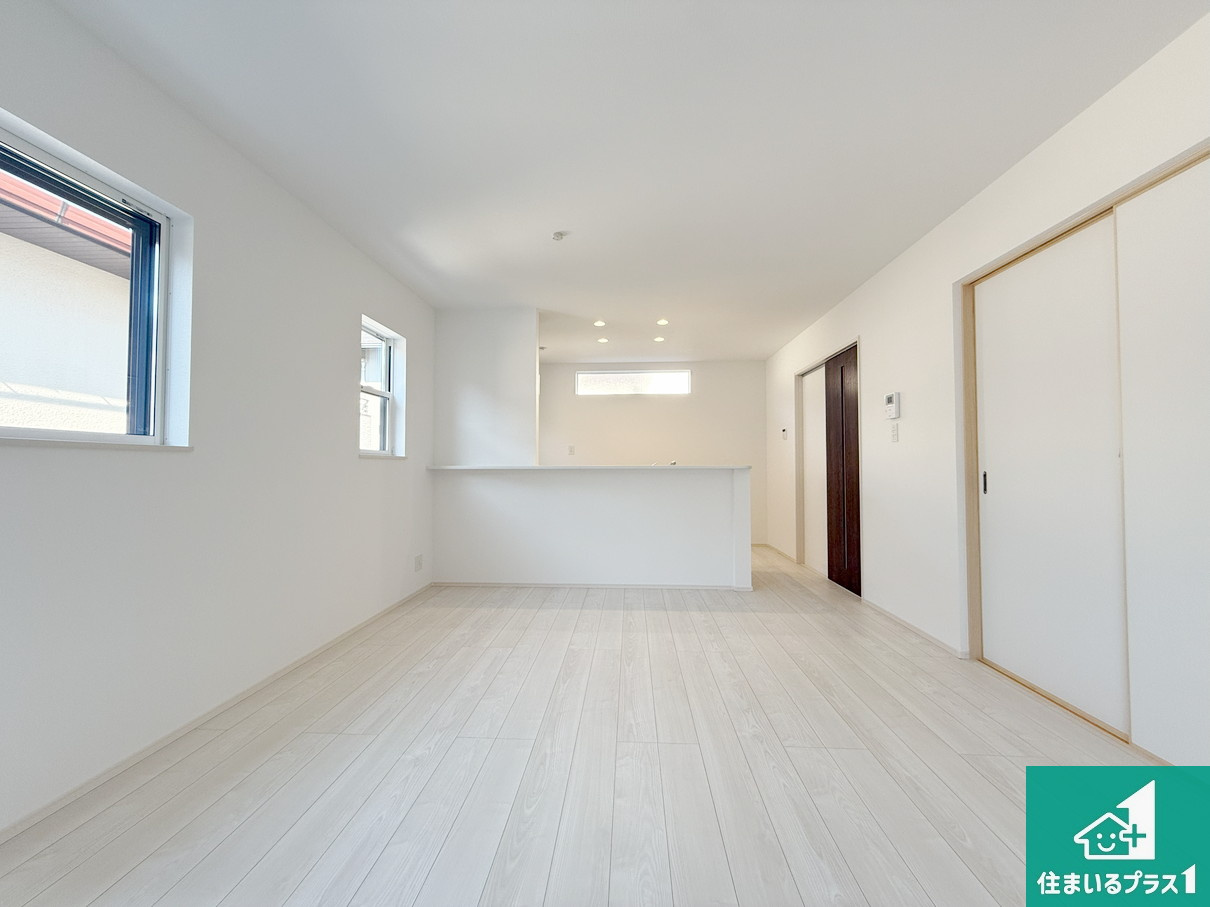 豊能郡豊能町ときわ台　第5期　新築一戸建ての居間・リビング|日当たり良好の明るいリビングで朝の目覚めもスッキリできそう！対面キッチンでご家族のコミュニケーションも自然と増える設計！小さなお子様が遊ぶスペースを作っても広々とくつろげるLDK！