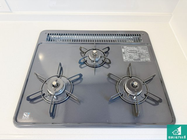 豊能郡豊能町ときわ台　第5期　新築一戸建ての設備|ダブル高火力Ｓｉセンサー付きコンロ！３口あるので、まとめて料理をする時も大活躍！