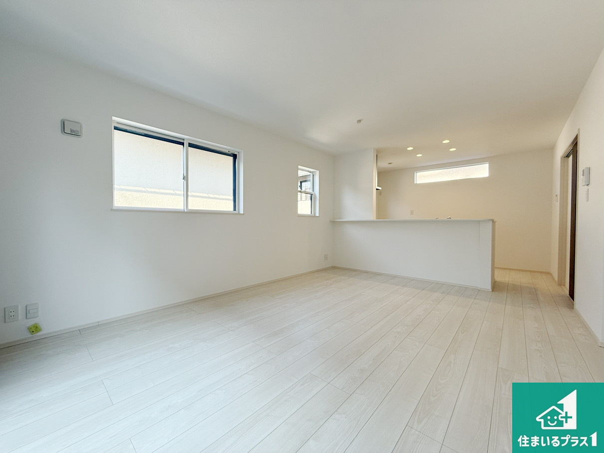 豊能郡豊能町ときわ台　第5期　新築一戸建ての居間・リビング|リビングと統一感があり、使い勝手のいいキッチン。広々としているので、二人並んで作業が出来ちゃいます。お子様と一緒に色々なお料理に挑戦できるスペースがあります。