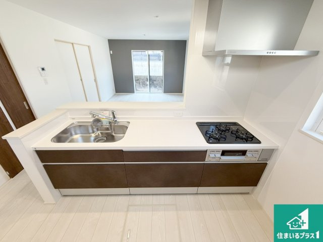 豊能郡豊能町ときわ台　第5期　新築一戸建てのキッチン|子供を見守りながらお料理が出来るため家族のコミュニケーションか増えます♪スペースが広く確保されている為お子様が大きくなったときは一緒に料理を楽しめます♪