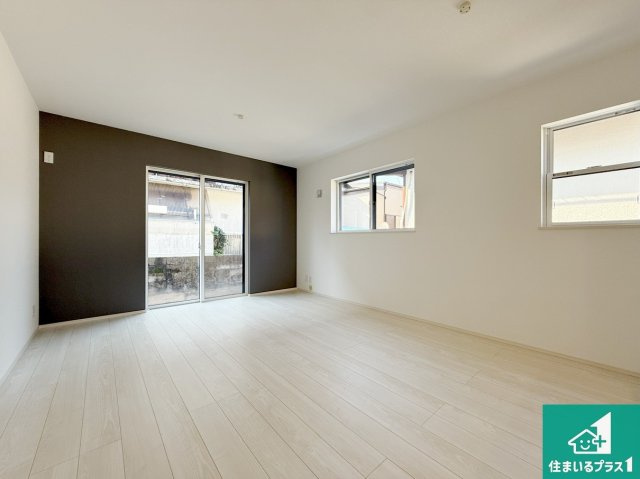 豊能郡豊能町ときわ台　第5期　新築一戸建ての居間・リビング|明るいリビングで朝の目覚めもスッキリできそう！対面キッチンでご家族のコミュニケーションも自然と増える設計！小さなお子様が遊ぶスペースを作っても広々とくつろげるLDK！