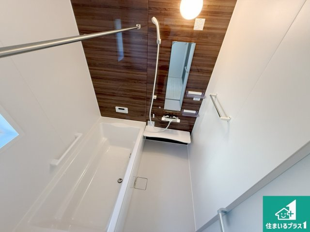 豊能郡豊能町ときわ台　第5期　新築一戸建ての浴室|足をゆったり伸ばして寛げる浴槽です。窓が設けられていますので差し込む光が明るく穏やかな雰囲気にしてくれます♪浴室乾燥機も設置しているので、雨の日の洗濯物も安心です♪