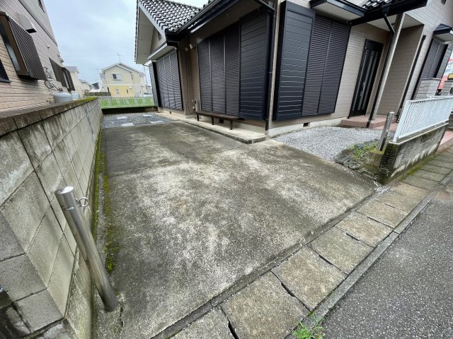 玉村町南玉　中古の駐車場