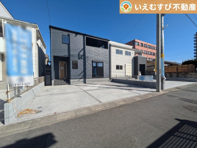 Livele Garden.S　熊谷宮前町第3の駐車場|並列4台駐車可能なゆとりのカースペース
複数台車をお持ちでも、お友達が遊びに来てもゆとりの駐車スペース！