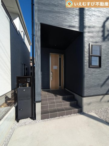 Livele Garden.S　熊谷宮前町第3のエントランス|落ち着いた色づかいのエントランス
駐車場からアクセスの良いエントランス。雨の日や荷物が多くても安心の動線♪